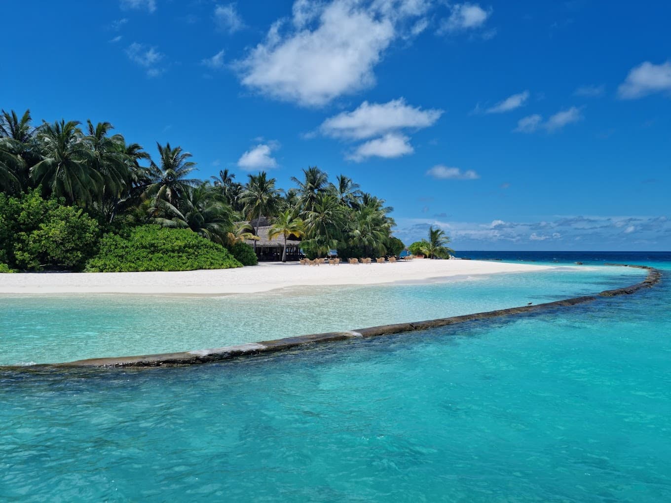 Rasdhoo - Crystal-clear waters and vibrant marine life
